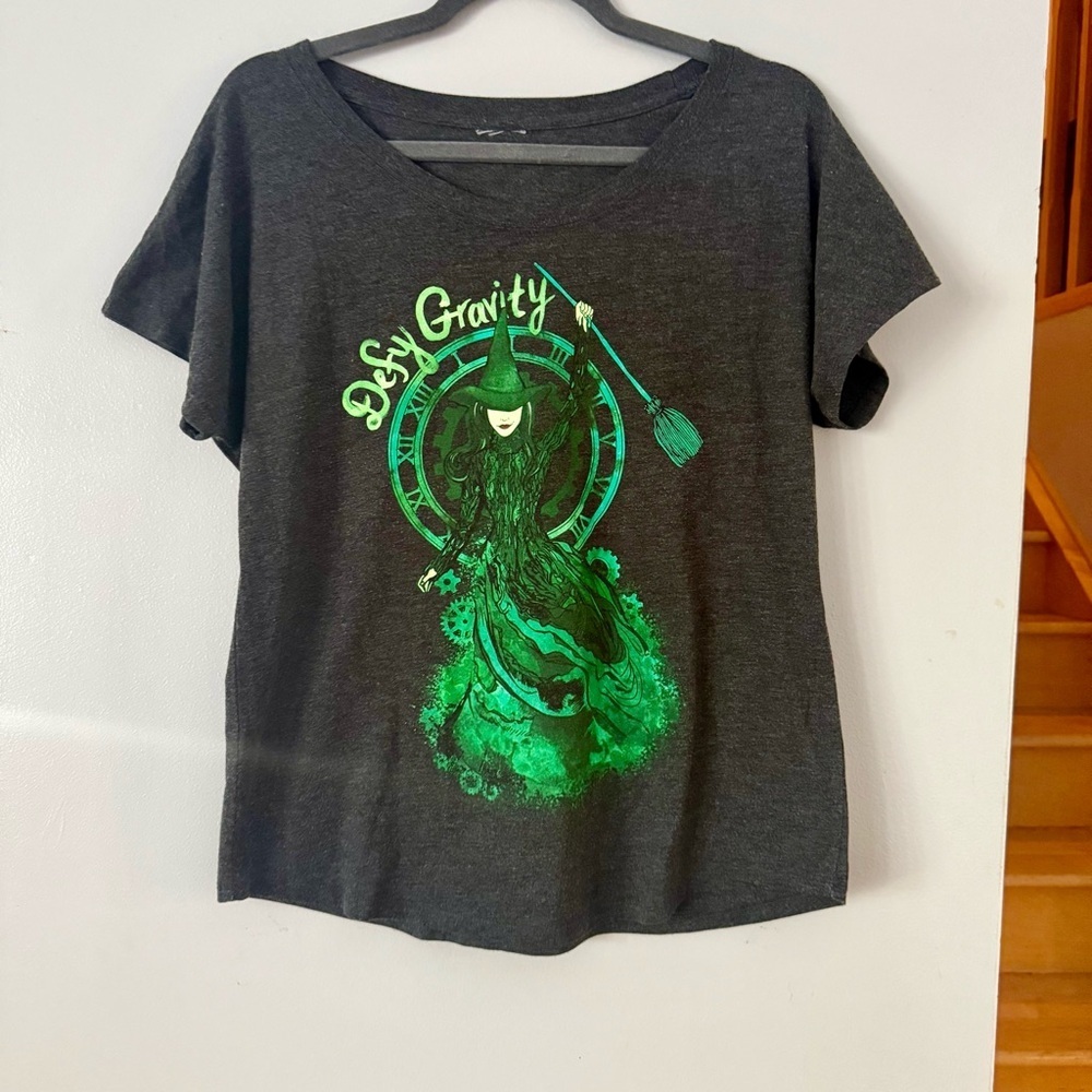 😸EUC Wicked Women's Tee with Elphaba Witch Graphic